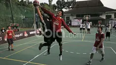 Peserta Red Bull Reign 3 on 3 di Indonesia berlomba untuk menjadi yang terbaik di Lapangan Basket Pati Unus Jakarta, Sabtu (15/4/2017). Pemenang akan mengikuti putaran final di Washington, Amerika Serikat. (Bola.com/Peksi Cahyo)