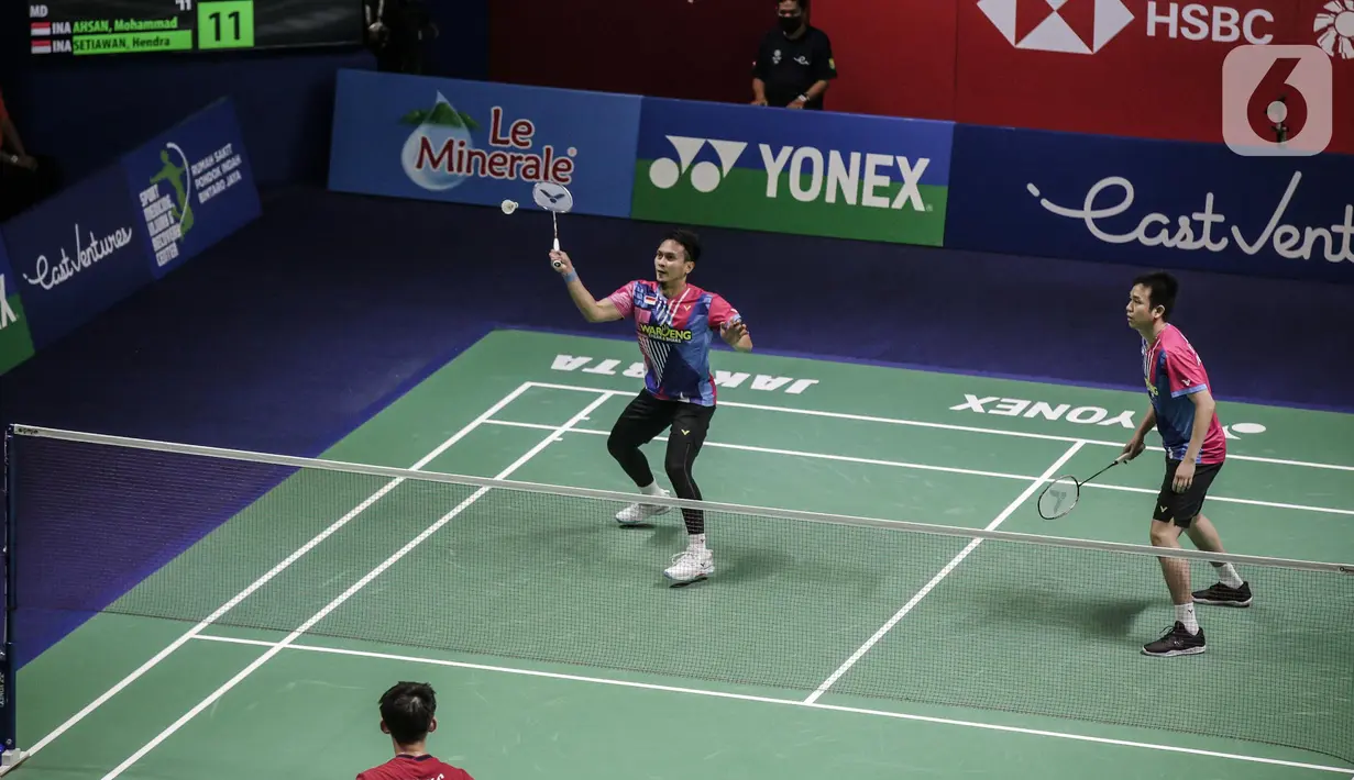 Ganda putra Indonesia, Mohammad Ahsan/Hendra Setiawan mengembalikan kok Liu Yu Chen/Ou Xuan Yi dari China saat tampil dalam Indonesia Open 2022 di Istora Senayan, Jakarta, Rabu (15/6/2022). Mohammad Ahsan/Hendra Setiawan kalah dengan dengan skor 17-21, 22-24. (Liputan6.com/Faizal Fanani)