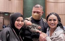 Foto Raul Lemos Gendong Baby Azura untuk Pertama Kali