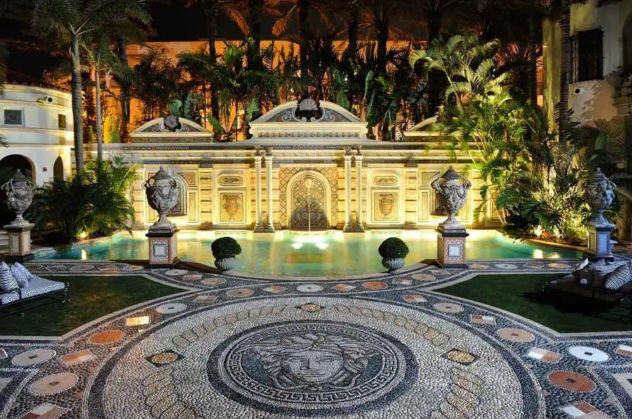 Penasaran dengan rumah sang legenda Gianni Versace? Kini rumah tersebut telah dibuka menjadi sebuah hotel mewah. (Foto: Marieclaire.com)