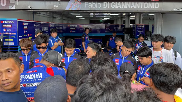 FOTO Rider Yamaha Racing Indonesia di Pit Line Walk dengan Fans