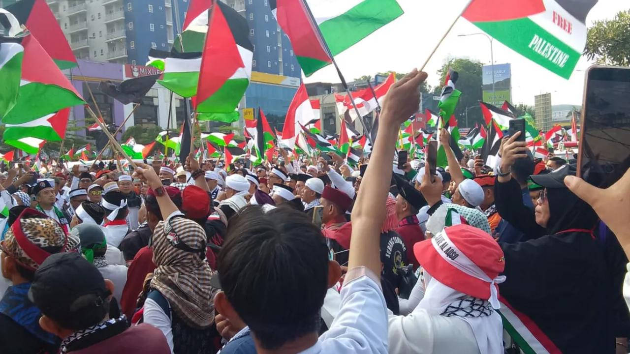 Adapun beberapa produk Palestina yang banyak beredar di Indonesia antara lain adalah kurma segar atau kurma yang dikeringkan, minyak zaitun, baut, mur dan sekrup.