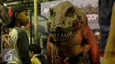 Mainan dinosaurus berukuran besar dipajang di salah satu sudut di Toys Fair 2015 di Balai Kartini, Jakarta, Minggu (16/8/2015). Pameran ini menampilkan 250 booth, mulai dari komik hingga perlengkapan cosplay. (Liputan6.com/Faizal Fanani)