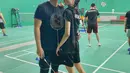 Main badminton bersama sang suami, Mikha Tambayong terlihat sporty dengan jersey dan celana pendek [@miktambayong]