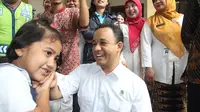 Menteri Anies Baswedan disambut siswa sekolah di Solo, Jawa Tengah. (Liputan6.com/Reza Kuncoro)