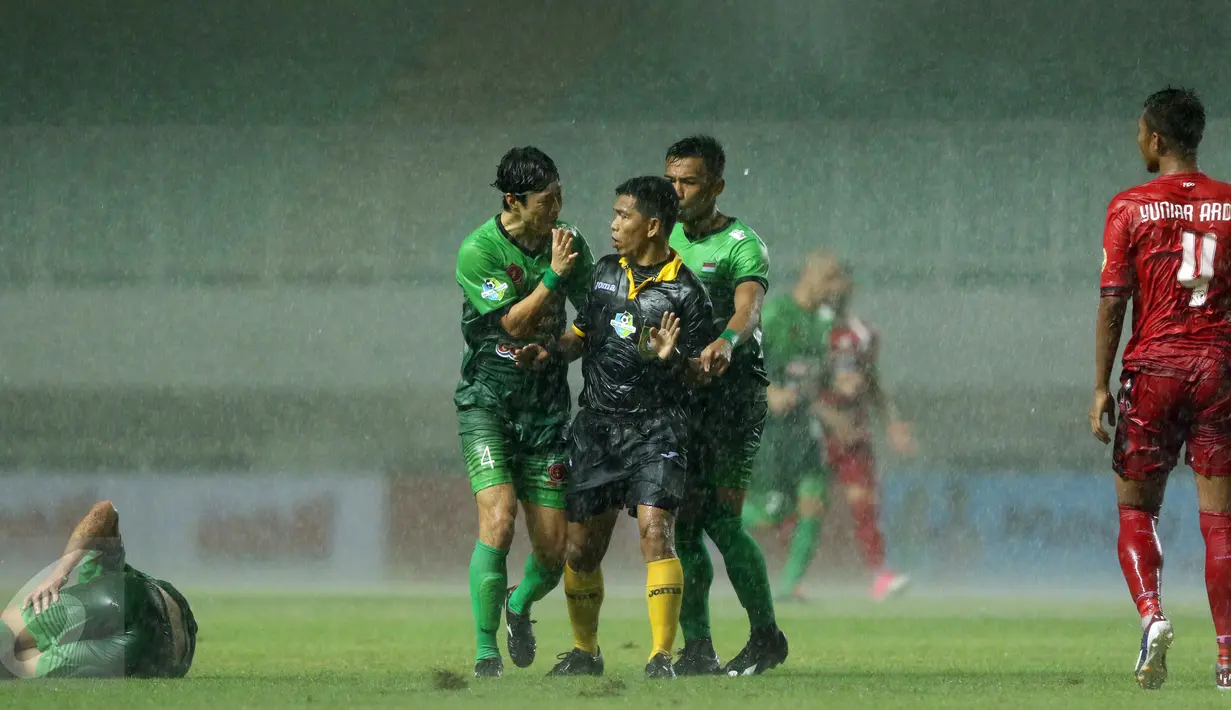 Pemain PS TNI, Soonhak Hong (kedua kiri) melakukan protes ke wasit saat laga melawan Persiba di lanjutan Liga 1 Indonesia di Stadion Pakansari, Kab Bogor, Jumat (5/5). Laga kedua tim berakhir imbang 1-1. (Liputan6.com/Helmi Fithriansyah)