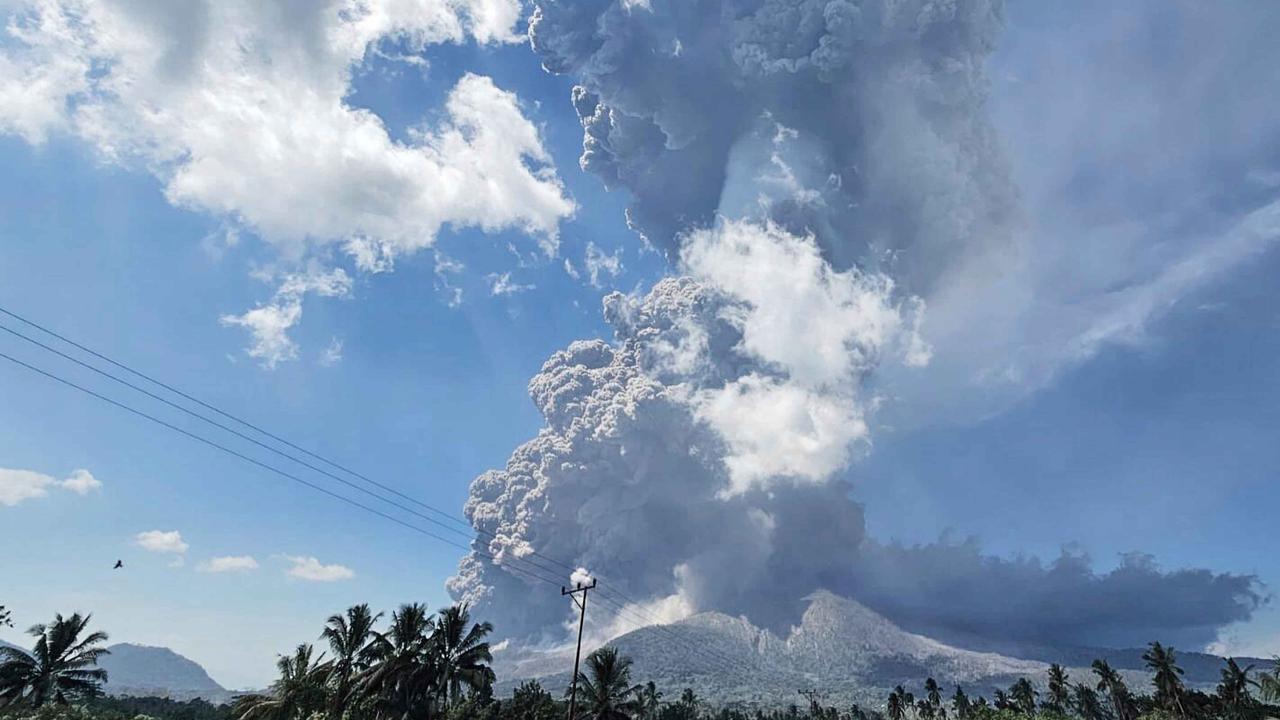 Penampakan Dasyatnya Letusan Gunung Lewotobi Laki-laki, Kolom Abu Capai 18.000 Meter