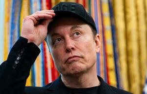 Elon Musk terlihat dalam konferensi pers bersama Presiden AS Donald Trump di Ruang Oval Gedung Putih di Washington, DC, pada 30 Mei 2025. Miliarder Elon Musk, orang terkaya di dunia, hampir setengah jalan untuk menjadi triliuner pertama di dunia, menurut laporan majalah Forbes pada 1 Oktober 2025. (Allison ROBBERT/AFP)