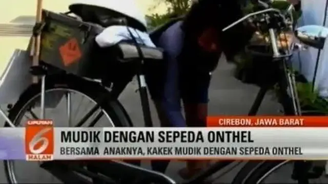 Mereka berdua mengayuh sepeda onthel melintasi jalur Pantura Cirebon.