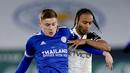 Gelandang Leicester City, Harvey Barnes berebut bola dengan gelandang Fulham, Bobby Decordova-Reid  pada pekan 10 Liga Inggris 2020-2021 di Stadion King Power, Selasa (1/12/2020) dini hari WIB. Leicester City takluk 1-2 dari tamunya Fulham.  (Tim Keeton/Pool Photo via AP)