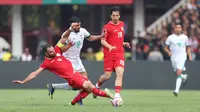 Pemain Timnas Indonesia, Jordi Amat (kiri) berusaha menghalau bola dari ancaman pemain Irak, Aymen Hussein pada laga Grup F putaran kedua Kualifikasi Piala Dunia 2026 zona Asia di Stadion Utama Gelora Bung Karno (SUGBK), Senayan, Jakarta, Kamis (6/6/2024). (Bola.com/M Iqbal Ichsan)
