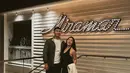 Seperti biasanya, Nikita mengusung gaya minimalis yang selalu berhasil mencuri perhatian. Dengan padu padan sederhana namun elegan, ia menunjukkan bahwa kenyamanan bisa berjalan beriringan dengan penampilan yang chic. [@nikitawillyofficial94]