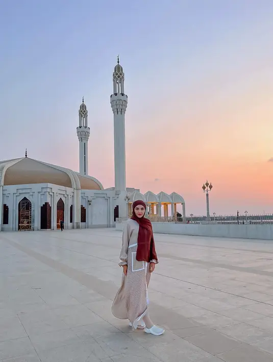 Suka style cewek bumi? Padu padan gamis dan pashmina nuansa coklat ala Ashanty bisa jadi pilihan. @ashanty_ash