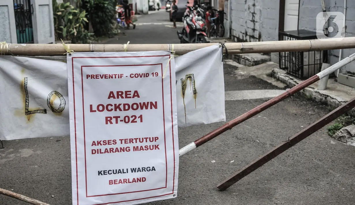 Spanduk Zona Merah terpasang di depan salah satu akses masuk wilayah RW 03 Kelurahan Kebon Manggis, Jakarta, Selasa (14/7/2020). Terus meningkatnya kasus positif Covid-19 menyebabkan jumlah RW di DKI yang masuk dalam Zona Merah bertambah menjadi 30 lokasi. (merdeka.com/Iqbal Nugroho)