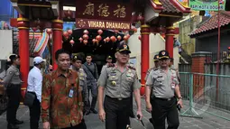 Kapolda Jawa Barat, Irjen Pol M Iriawan (tengah) melakukan sidak pengamanan di Vihara Dhanagun, Bogor, Jawa Barat, Kamis (5/3/2015). Presiden Jokowi akan membuka pesta rakyat Kota Bogor dalam rangka perayaan Cap Go Meh. (Liputan6.com/Helmi Fithriansyah)