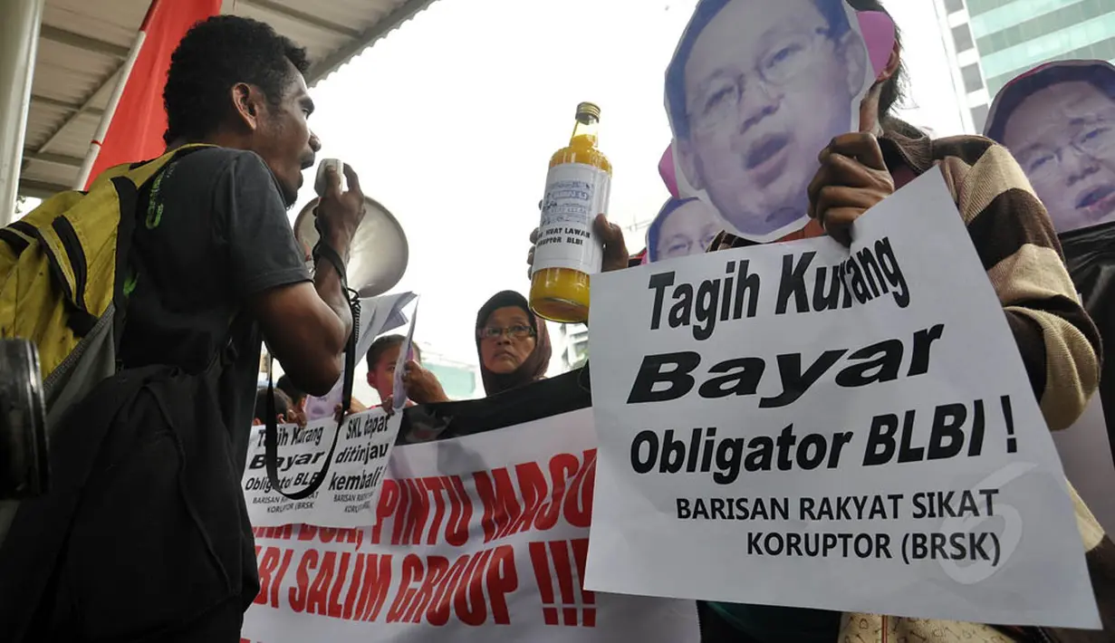 Sejumlah massa tampak menyerukan tuntutan-tuntutannya di depan gedung KPK, Jakarta, Selasa (26/8/14). (Liputan6.com/Miftahul Hayat) 