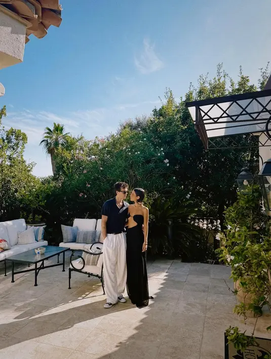 Seperti saat rayakan ulang tahun ayah Jackie Apostel. Cruz Beckham terlihat charming dengan polo shirt hitam dan wide pants putih. Sedangkan Apostel tampil effortless dengan cutout dress hitam [@jackie_apostel]