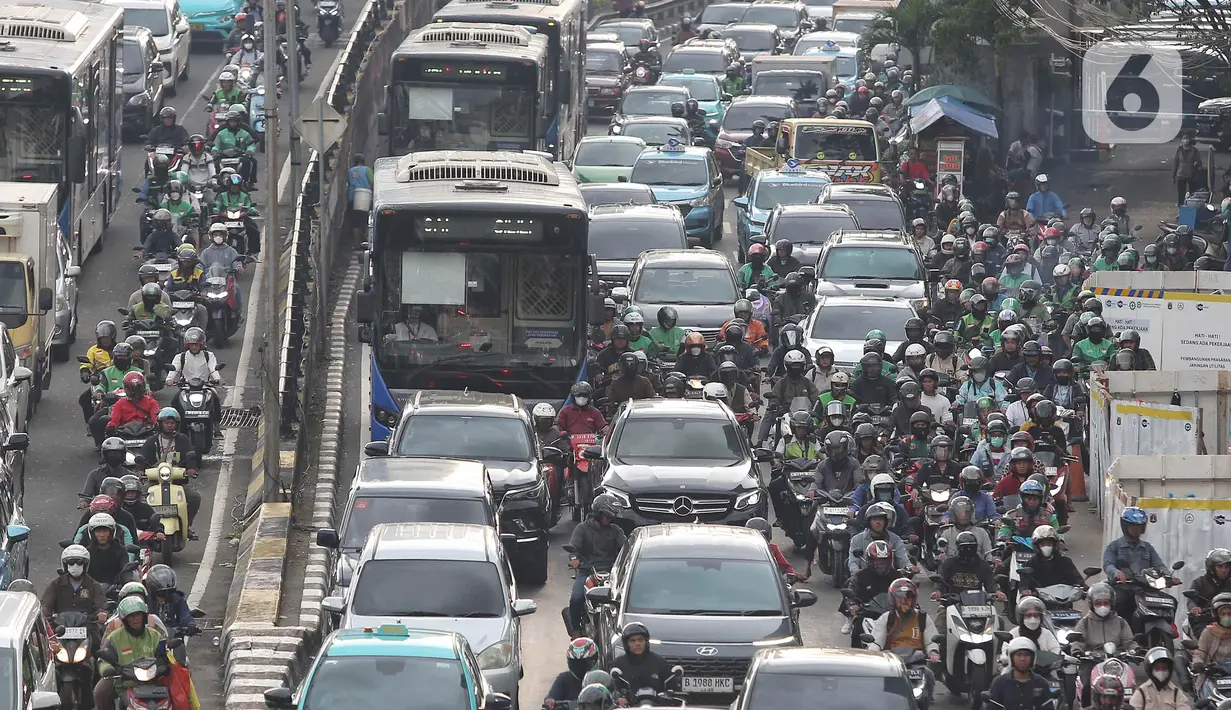 Pada hari ini, Jumat (16/5/2025) pukul 18.00 WIB, kualitas udara Jakarta masuk dalam kategori tidak sehat bagi kelompok sensitif.(Liputan6.com/Angga Yuniar)