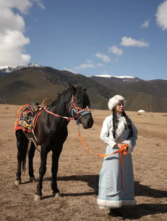 Menikmati indahnya dataran tinggi di China, Kirana Larasati tampil bak pendekar masa Dinasti Yuan [@kiranalarasati]