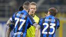 Pemain Inter Milan, Brozovic dan Barella melakukan protes kepada wasit saat melawan Juventus pada lanjutan pekan ke-27 Liga Italia di Stadion Guiseppe Meazza, Senin (20/3/2023). Nerazzurri kalah tipis 0-1 dari tamunya. (AP Photo/Antonio Calanni)