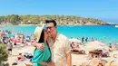 Ibiza merupakan salah satu destinasi wisata populer di dunia ketika berkunjung ke Spanyol. Sebuah pulau indah yang berada di Laut Mediterania ini memang memiliki pemandangan yang menakjubkan. Maka tidak heran bila Titi Kamal dan Christian Sugiono memilih untuk menikmati momen liburan keluarga ke tempat ini. (Liputan6.com/IG/@titi_kamall)