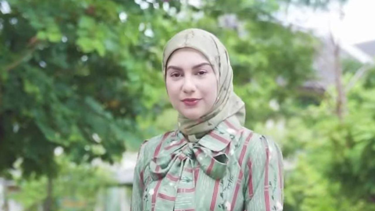 5 Inspirasi Hijab Cantik dan Nyaman ala Irish Bella, Cocok Dipakai saat Lebaran