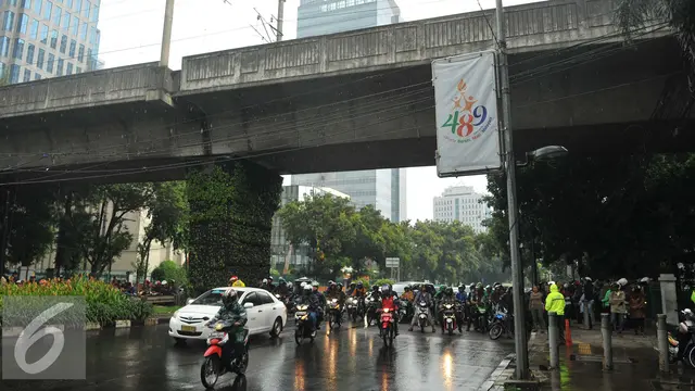 20160713-Pengendara Berteduh di Bawah Flyover-Jakarta- Gempur M Surya