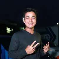 Kepergian Olga Syahputra masih meninggalkan kenangan bagi banyak orang, terutama bagi adik kandungnya, Billy Syahputra. Ia merupakan orang yang paling terpukul dengan kepergian sang kakak. (Wimbarsana/Bintang.com)