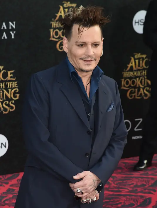 "Kondisi Johnny sekarang benar-benar belum stabil dan emosional, namun dirinya berusaha tegar dan sabar ketika menghadapi keterpurukannya ," ujar sumber kepada Aceshowbiz(10/6). (AFP/Bintang.com)