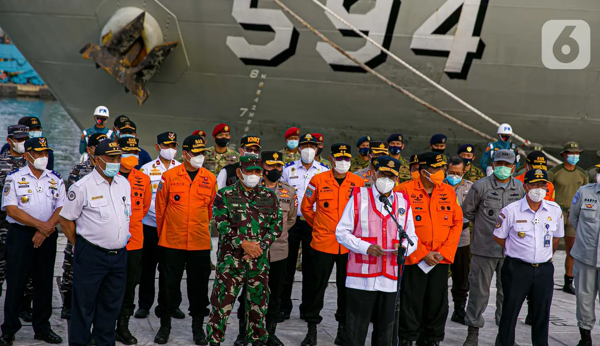 Menhub Budi Karya Sumadi memberikan keterangan pers terkait operasi SAR jatuhnya Pesawat Sriwijaya Air SJ 182 di Dermaga JICT, Tanjung Priok, Jakarta, Kamis (21/1/2021). Tim SAR resmi menutup operasi pencarian dan evakuasi korban Sriwijaya Air SJ 182 pada hari ini. (Liputan6.com/Faizal Fanani)