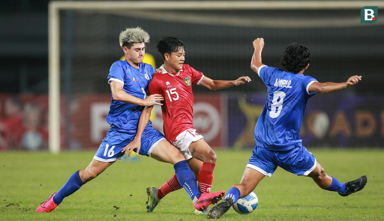 <p>Pemain Timnas Indonesia U-19, Zanadin fariz (tengah) dihadang dua pemain Filipina dalam pertandingan babak penyisihan Grup A Piala AFF U-19 yang berlangsung di Stadion Patriot Candrabhaga, Bekasi, Jumat (8/7/2022). (Bola.com/Bagaskara Lazuardi)</p>