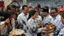 MenkoPMK Puan Maharani (tengah) saat menghadiri Hari Guru Nasional dan Puncak Acara Hut PGRI ke 70 di SUGBK, Jakarta, Minggu (13/12/2015). PGRI berharap pemerintah lebih peduli kepada kesejahteraan guru. (Liputan6.com/Johan Tallo)