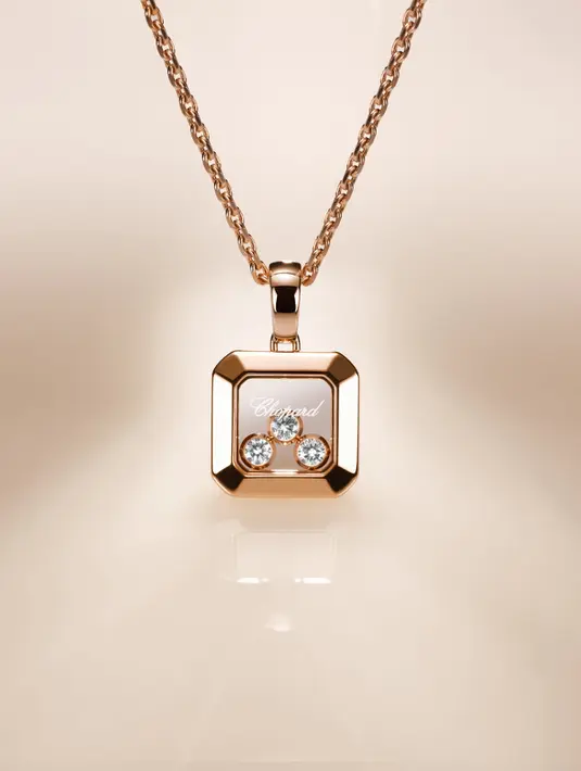 Kini, berlian dancing diamonds hadir dalam bentuk kotak, melengkapi variasi hati dan bulat yang sudah ada. Kreasi ini tersedia dalam emas putih atau emas rose 18 karat yang bersumber secara etis, dengan sentuhan berlian brilian yang menambah kemewahan dan pesonanya. [Dok/Chopard].