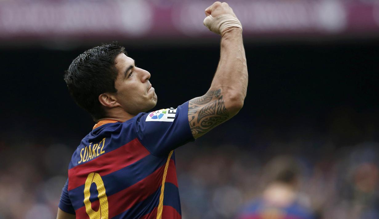 Penyerang Barcelona, Luis Suarez merayakan golnya ke gawang Espanyol, Luis mencetak dua gol pada lanjutan La Liga Spanyol pekan ke-37 di Stadion Camp Nou, (8/5/2016). (REUTERS/Albert Gea)