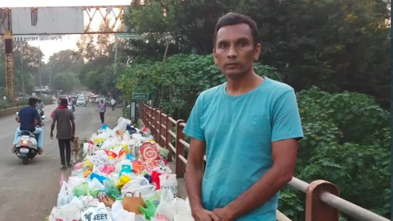 Viral, Kisah Pria Rela Berdiri Seharian Demi Cegah Orang Buang Sampah ke Sungai