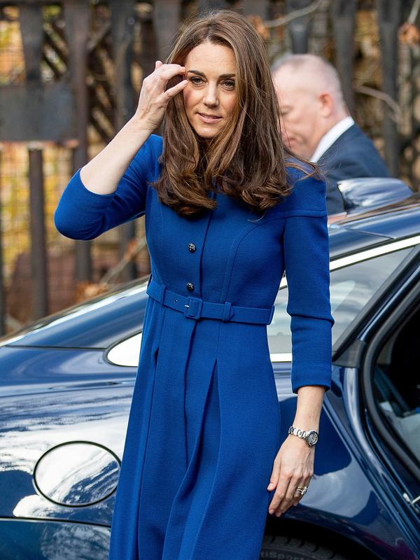 Kate Middleton tiba untuk mengunjungi Centrepoint, badan amal yang membantu tunawisma, di Barnsley, Inggris, Rabu (14/11). Kate Middleton datang dengan mengenakan gaun berwarna biru kobalt. (Charlotte Graham/Pool via AP)