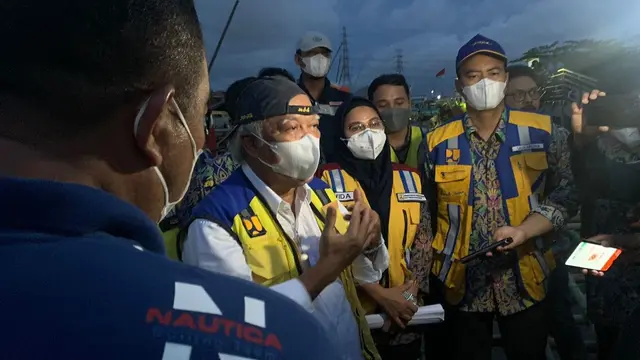 Menteri PUPR Basuki Hadimuljono meninjau lokasi penanganan banjir rob dan tanggul laut yang jebol di Pelabuhan Tanjung Emas. (Dok Kementerian PUPR)