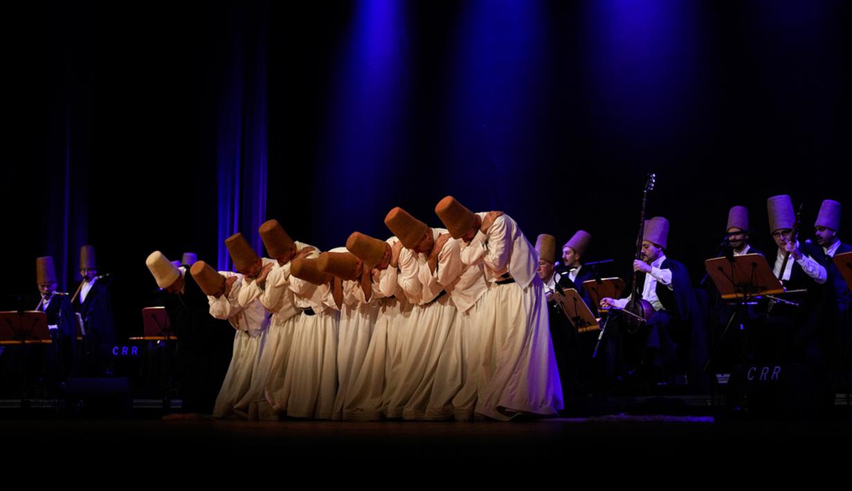 Lewat tarian meditasi ini, diharapkan para pelakunya bisa menggapai kesempurnaan pada imannya, menghapuskan nafsu, ego dan hasrat pribadi dalam hidupnya. (AP Photo/Emrah Gurel)