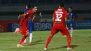 Bek Persija Jakarta, Otavio Dutra (kiri) melakukan selebrasi usai mencetak gol ke gawang PSIS Semarang dalam laga pekan kedua BRI Liga 1 2021/2022 di Indomilk Arena, Tangerang, Minggu (12/9/2021). Kedua tim bermain imbang 2-2. (Foto: Bola.Com/M. Iqbal Ichsan)