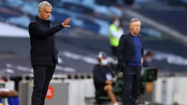 Jose Mourinho Peluk Carlo Ancelotti