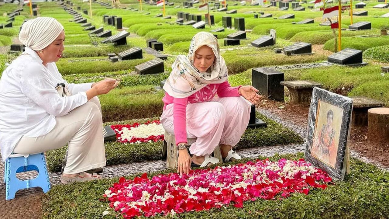 Potret Inul Daratista dan Petty Tunjungsari Ziarah ke Makam Titiek Puspa di Hari-7, Khusu Doakan Sang Legenda