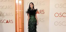Intip pesona Demi Moore yang tampil awet muda di Oscar 2026 (Photo by ANGELA WEISS / AFP)