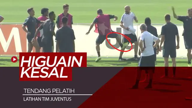 Berita video momen striker Gonzalo Higuain kesal dan menendang salah satu pelatih tim utama Juventus saat latihan.