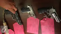 Senjata api dan senjata tajam yang digunakan saat perampokan dan pembunuhan di rumah Ir. Dodi Triono yang ditampilkan di Polda Metro Jaya, Jakarta, Kamis (5/1). (Liputan6.com)