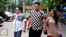 Desainer Ivan Gunawan bersama Nassar dan Soimah tiba di Polsek Kelapa Gading untuk menjenguk Saipul Jamil, Jakarta, Selasa (23/2). Kesibukan yang padat, membuat ketiganya baru memiliki waktu menjenguk duda Dewi Perssik. (Liputan6.com/Herman Zakharia)