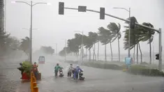 Pengendara motor menerjang hujan dan angin kencang yang dibawa Topan Mangkhut di Manila, Filipina (15/9). Topan Mangkhut menghantam pantai timur laut Filipina pada Sabtu pagi menghancurkan sebagian wilayah di negara tersebut. (AP Photo/Bullit Marquez)