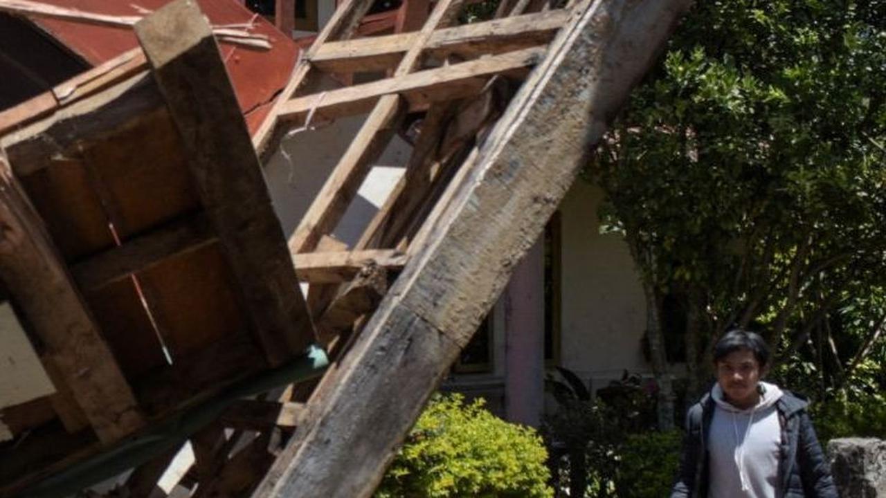 Dari 82 korban yang terluka, mayoritas mengalami luka ringan akibat tertimpa reruntuhan bangunan. “Sebanyak 59 orang menderita luka ringan dan 23 lainnya mengalami luka berat,” jelas Hadi. Foto: TIMUR MATAHARI / AFP