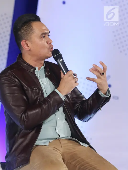 Presenter Valentino menjadi pembicara dalam acara Emtek Goes To Campus (EGTC) 2018 di Universitas Gajah Mada, Yogyakarta, Rabu (17/10). Valentino membagi kisahnya dari pengacara sampai menjadi presenter. (Liputan6.com/Herman Zakharia)