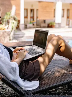 Bekerja sambil berpindah tempat terdengar menyenangkan, tetapi gaya hidup digital nomad juga punya tantangan yang tidak selalu terlihat di media sosial. (Foto/Dok: Pexels)