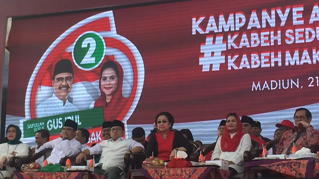 Ketua Umum PDI Perjuangan Megawati Soekarnoputri menghadiri kampanye akbar pasangan Gus Ipul-Puti Guntur di Lapangan Gulun Madiun Jawa Timur, Kamis (21/6/2018). (Liputan6.com/Lizsa Egehem)